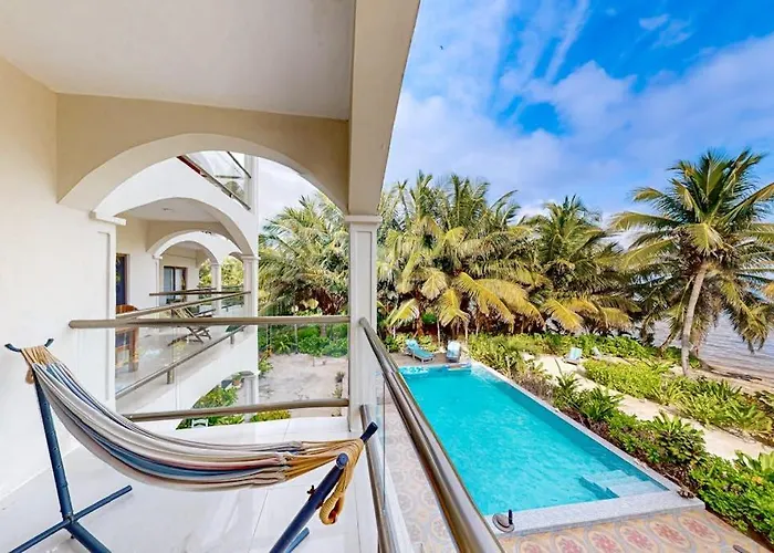 Beachfront With Balcony Sea View Partial Ac Pool Dock & Kayaks San Pedro (Ambergris Caye)